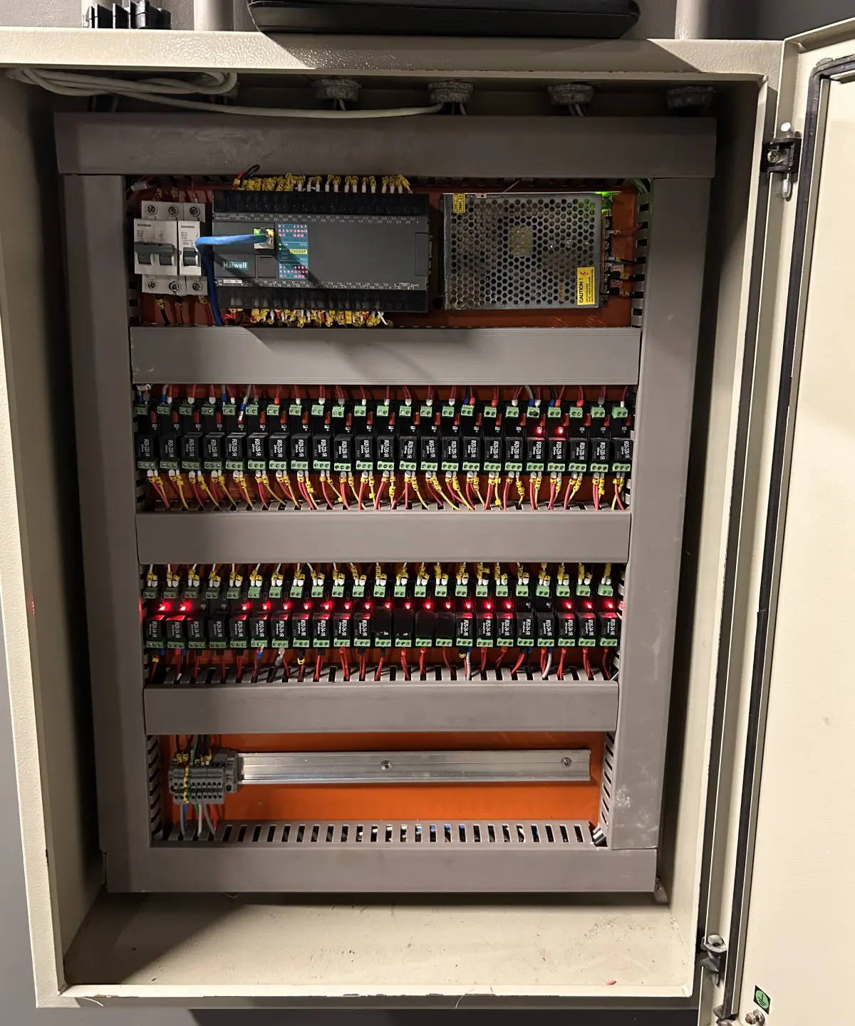 Painel elétrico industrial com cabeamento identificado e organizado após reforma pela Syncro Max