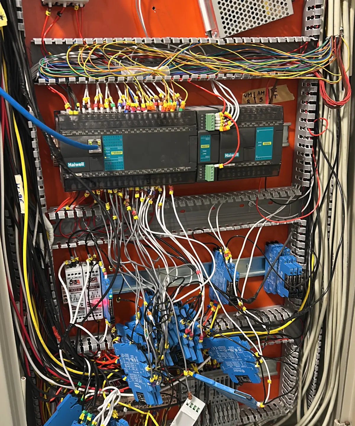 Linha de produção com controle manual antes da automação