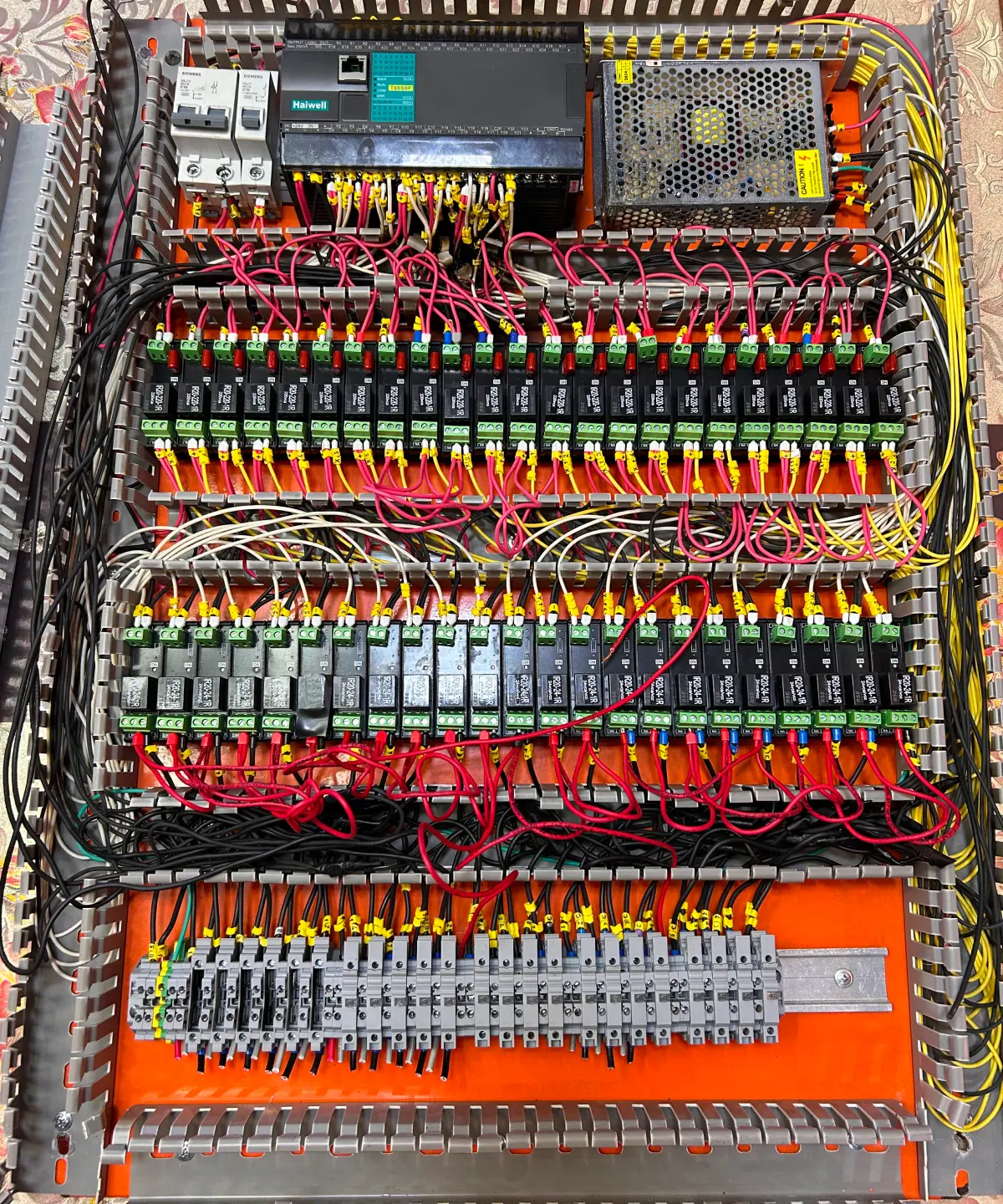 Espaço vazio antes da montagem do painel de comando com CLP